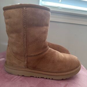 Ugg boots Classic II big kids size 4 chestnut color